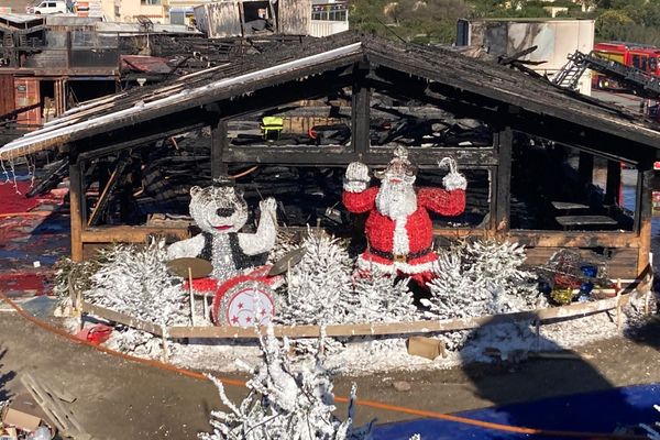 Touché ce lundi matin par un incendie, le village de Noël du Barcarès (Pyrénées-Orientales) va  devoir repousser son ouverture, initialement prévue le samedi 16 novembre. L’incendie, probablement accidentel, a détruit 7 chalets. C'est l'un des plus célèbres marchés de Noël de l'Hexagone.Il a accueilli l'an dernier plus d'un million et demi de visiteurs.