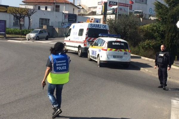 Des policiers en intervention autour du lycée de Tocqueville à Grasse après la fusillade.