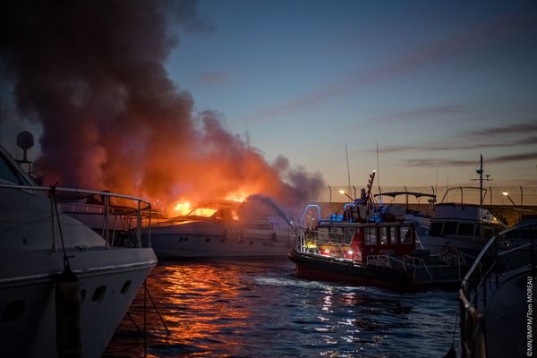 Un important incendie de bateaux a eu lieu dans le port de la Lave dans le 16e arrondissement de Marseille.