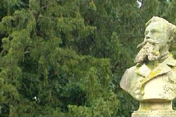 Le buste représentant Jules Crevaux, au jardin Godron, rue Sainte Catherine à Nancy.