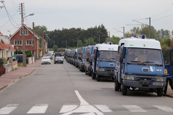 Des dizaines de cars de CRS sécurisent la zone lors du démantèlement d'un camp de plusieurs centaines de migrants à Calais, vendredi 4 juin 2021.