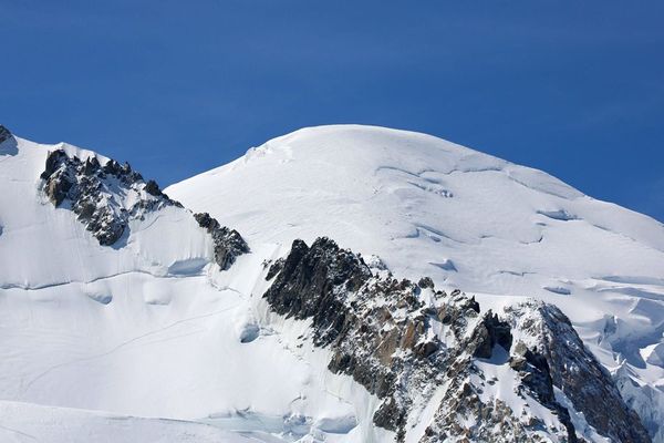 Le mont Maudit en premier plan devant le sommet du mont Blanc, en Haute-Savoie