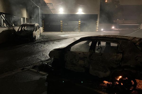 Une voiture incendiée à Reims dans la nuit du jeudi 29 au vendredi 30 juin 2023.