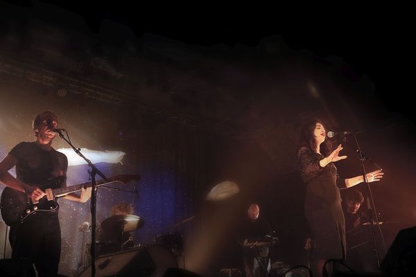 La chanteuse Camelia Jordana sur la scène du Manège à Lignières, ce jeudi