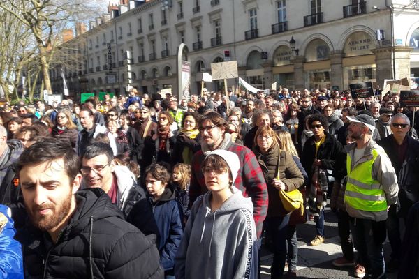 La "Marche du siècle" a réuni plusieurs milliers de personnes à Tours, samedi 16 mars. 