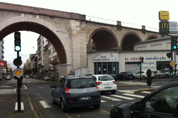 Les feux tricolores du viaduc SNCF du centre-ville d'Aurillac sont amenés à disparaître. Ils seront remplacés par un rond-point.