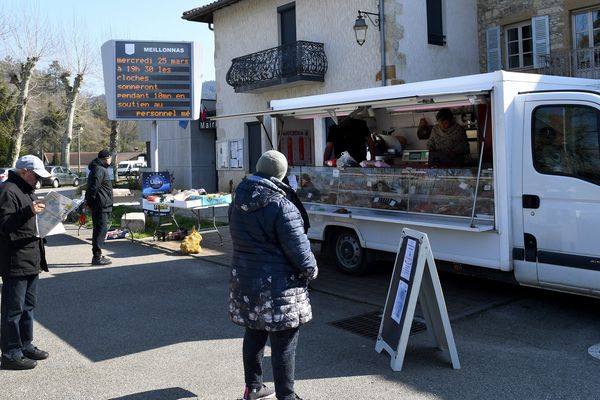 Le marché de Meillonnas (Ain) a pu se tenir ce mercredi 25 mars à condition que les gestes barrières pour stopper la propagation du coronavirus soient respectés.