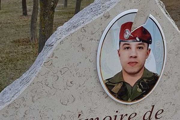 La stèle municipale honorant Abel Chennouf, le soldat tué par Mohamed Merah a été dégradée - 7 décembre 2017