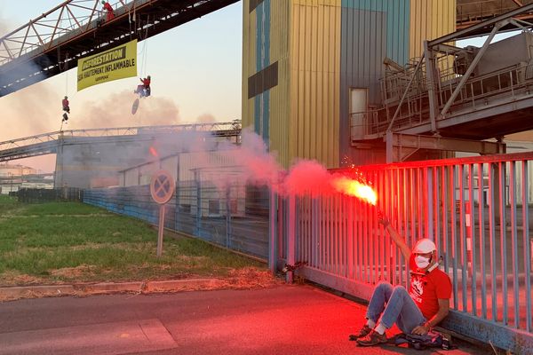 Dix militants de Greenpeac se sont enchaînés aux grilles d'un importateur de soja, à Saint-Nazaire • © France Televisions