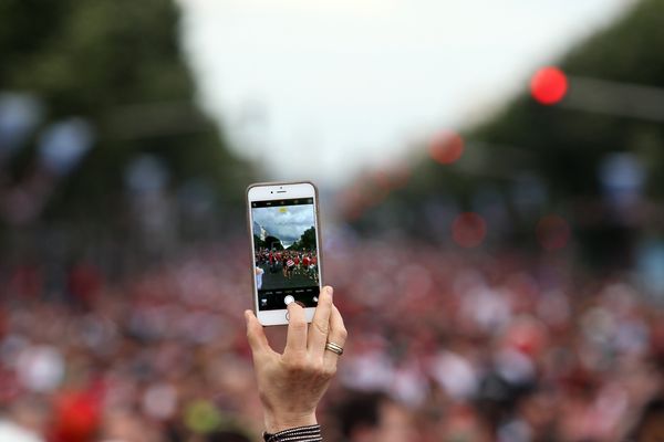 Une femme prend une photo avec un portable pendant que les supporters de la Hongrie marchent jusqu'au stade de Vélodrome de Marseille, avant le match de football entre l'Islande et la Hongrie durant l'Euro 2016.