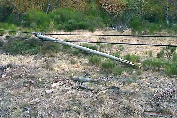 Prévenchères (Lozère) - des lignes et poteaux téléphoniques au sol - 2017.