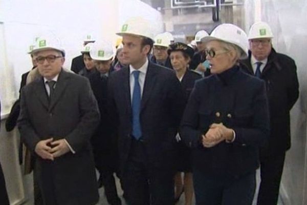 Visite des locaux d'Aérolia du ministre de l'Economie Emmanuel Macron