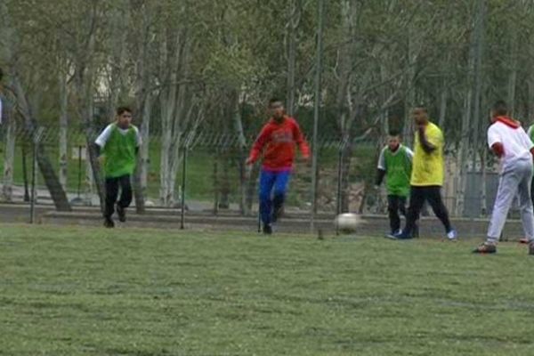 Les jeunes jouent sous la pluie avec l'envie de gagner