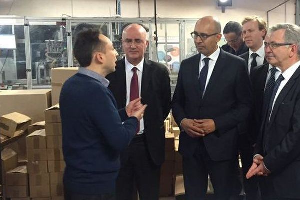 Harlem Désir, Secrétaire d'Etat aux Affaires européennes, en visite dans l'entreprise GD LASER, dans le Loiret, le 5 février 2016.