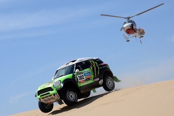 La Mini de Stéphane Peterhansel dans les dunes du Pérou