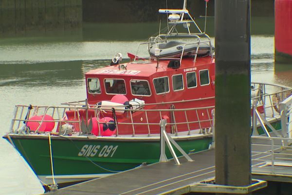 Le canot tout temps de la SNSM, Saint-Anne-des-flots dans le port de Ouistreham (14).