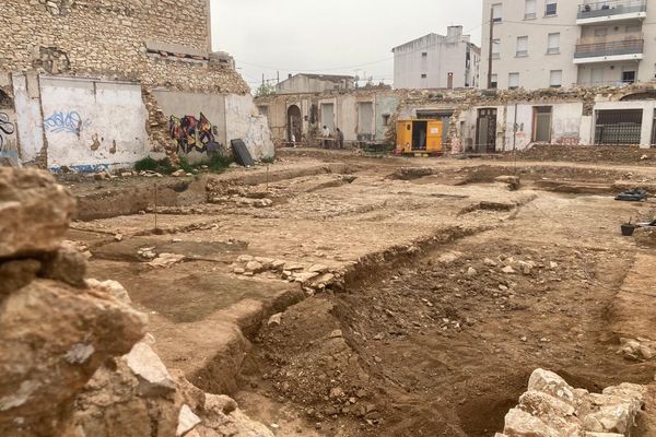 Des emplacements funéraires qui bordent une voie romaine ont été découverts rue de Beaucaire, à Nîmes.