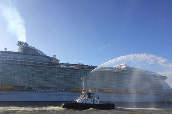 Le paquebot était bien accompagné, à son départ du port de Saint-Nazaire, samedi matin.