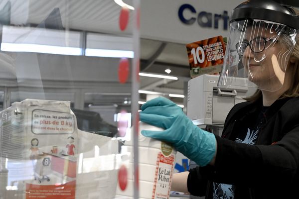 Certaines grandes surfaces ont équipé leur personnel de visières anti-projection dès le début du confinement.