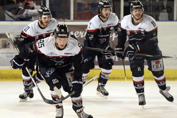 LE 28/02/15 HOCKEY SUR GLACE MATCH N°2 DES QUARTS DE FINALE DE LA LIGUE MAGNUS LES DUCS D'ANGERS - BRIANÇON BUT POUR LES DUCS D'ANGERS DU N°95 SKINNARS (DUCS D'ANGERS)  -Archives