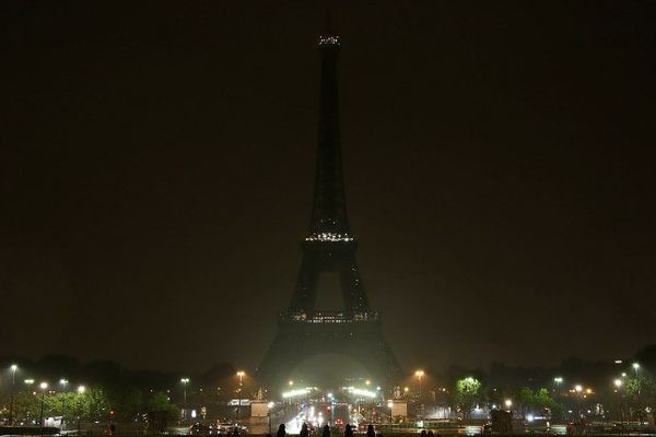 La Tour Eiffel s'est éteinte dans la nuit du 2 au 3 octobre, en hommage aux victimes des attaques de Marseille et Las Vegas.