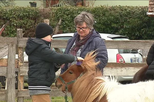 Alexandre prend ses marques aux côtés de son poney d'un jour. 