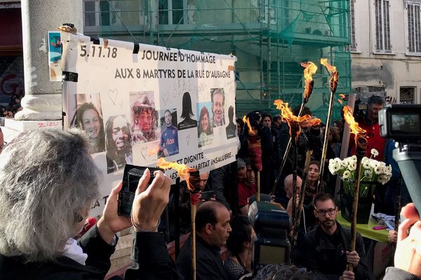 Place Homère, ce matin. Les Marseillais se sont rassemblés pour rendre hommage aux victimes des effondrements des immeubles de la rue d'Aubagne.