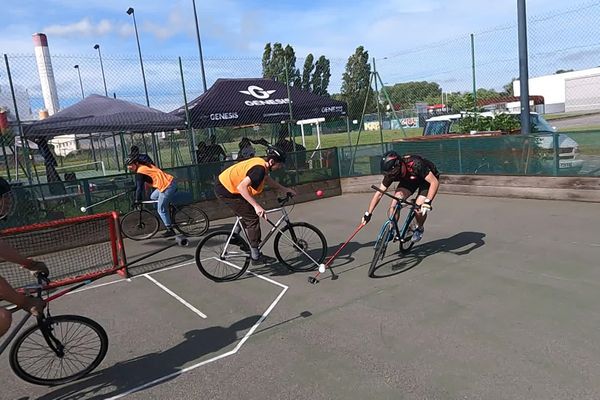 En vélo, un maillet à la main, ils doivent marquer avec leur équipe... un sport qui nécessité dextérité et équilibre.