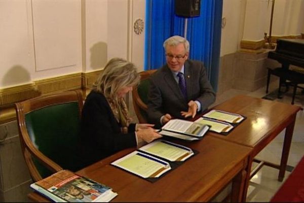 Le premier ministre du Manitoba, Greg Selinger, et la vice-présidente responsable de la politique internationale de la Basse-Normandie, Annie Anne, lors de la signature du protocole d'entente