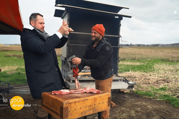 David Gallienne et Julien se préparent à griller l'agneau pour leur recette.