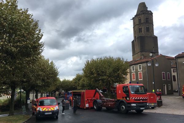 La foudre a frappé et détruit le haut du clocher