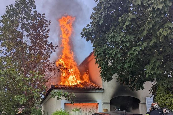 Tôt ce matin, les pompiers sont intervenus sur un incendie dans un garage à Antibes. Une personne est décédée.