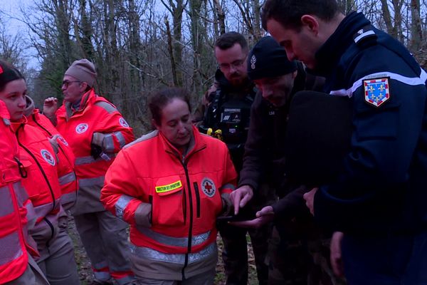 Gendarmes, pompiers, Croix Rouge, Protection civile... les secours sont mobilisés depuis samedi 28 décembre pour retrouver la nonagénaire.