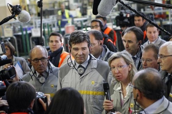 Arnaud Montebourg en visite dans l'usine Renault à Cléon en présence du président de Région Alain Le Vern (à sa gauche) et du président de Seine-Maritime Didier Marie (à sa droite).