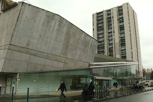 Le conservatoire à rayonnement régional est installé sur deux communes de Seine-Saint-Denis : Aubervilliers et La Courneuve. L'établissement emploie actuellement environ 150 personnes, enseignants et personnels administratifs confondus. (Photo : le conservatoire en 2022).