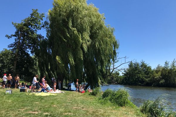 Dans le fleuve Orne, comme ici à Louvigny (Calvados), la baignade est interdite.