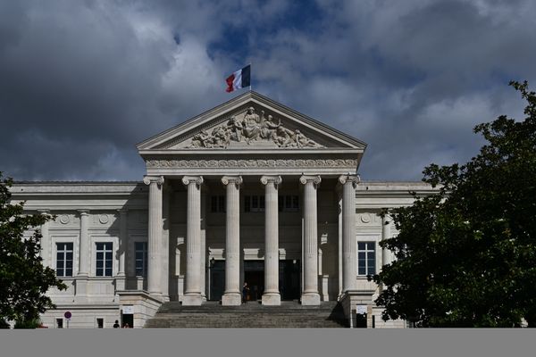 Un homme de 32 ans a été mortellement touché par les tirs, tandis que deux autres victimes ont été blessées et hospitalisées. Un suspect a été placé en garde à vue à Angers (Maine-et-Loire).