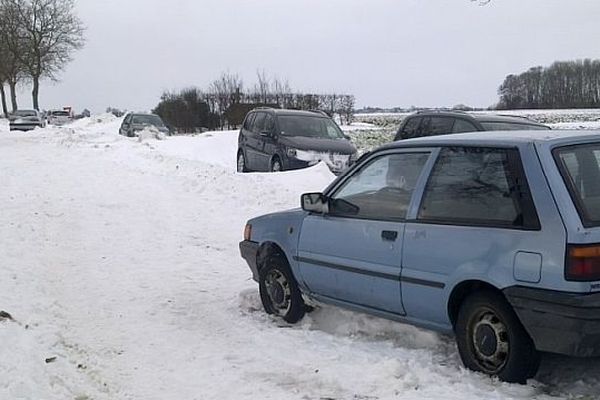 Des voitures abandonnées sur la D7 près de Douvres 