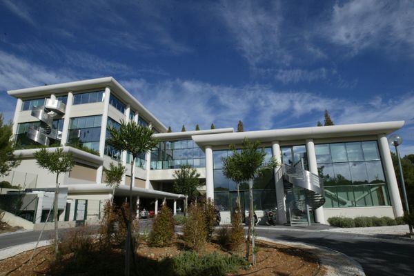 Immeuble Les Deux Arcs, World Trade Center, situé route des Crêtes à Valbonne, technopôle de Sophia Antipolis (Alpes-Maritimes).