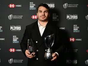 Antoine Dupont avec ses deux trophées de meilleur joueur de l'année 2024 de rugby à VII et membre de la "Sevens dream team" de l'année.