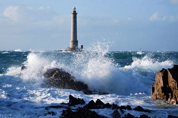 Dans la Manche, un LUNDI tourmenté par le vent au large de La Hague et du phare de Goury.