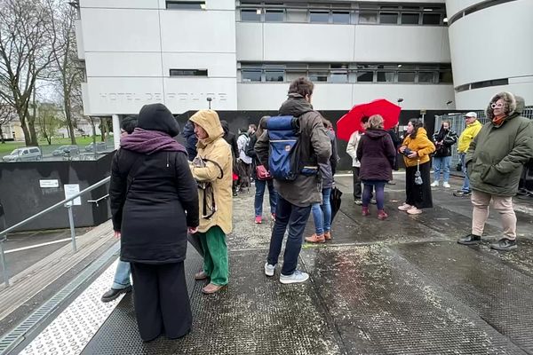 Toute la journée du 24 mars, des personnes sont venues soutenir les manifestants interpellés la veille, à l'Hôtel de Police de Limoges.