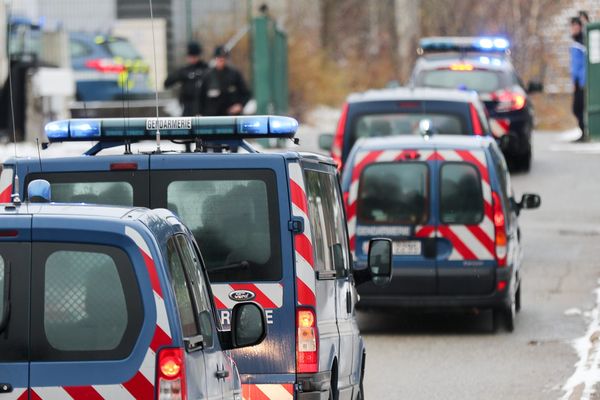 Nordahl Lelandais est interrogé sur la disparition du caporal Noyer à Chambéry. Arrivée du suspect à la gendarmerie de Chambéry. 