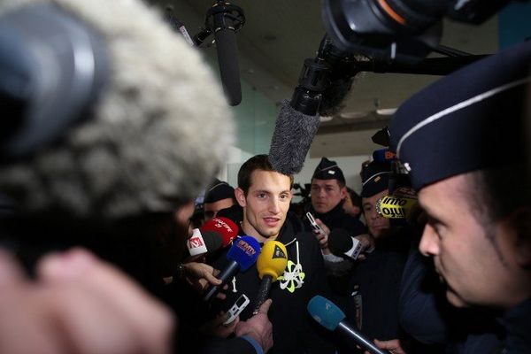 Le Français Renaud Lavillenie est arrivé dimanche à la mi-journée à Paris, accueilli par une nuée de journalistes après être entré dans l'Histoire en battant le record du monde de saut à la perche de Sergueï Bubka, vieux de 21 ans.
