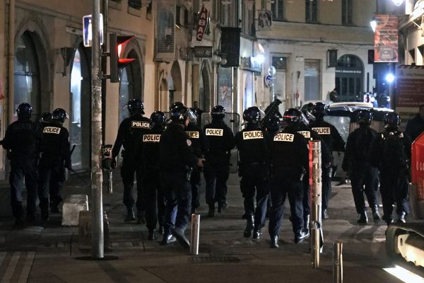 Le 31 octobre 2018, en marge de la soirée d'Halloween, une centaine de jeunes affrontait des CRS aux alentours de la place des Terreaux, à Lyon.
