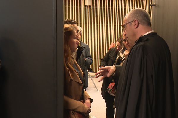 Laure Marivain, ex-fleuriste et mère d'Emmy décédée d'une leucémie, et son avocat devant la salle d'audience de la Cour d'appel de Rennes, le mercredi 9 octobre 2024.