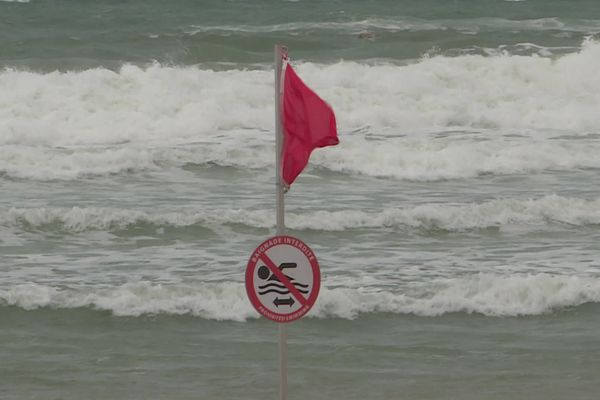 Baignade déconseillée sur le littoral de Nouvelle-Aquitaine en raison d'une alerte baïne.