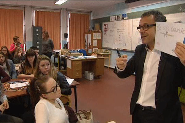 Le dessinateur Emmanuel chaunu ce lundi matin au lycée Arcisse de Caumont à Bayeux