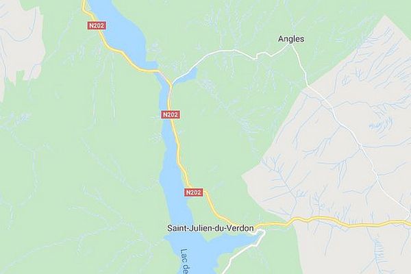 La Barre du Pidanoux se situe aux Angles et surplombe Saint-Julien-de-Verdon.