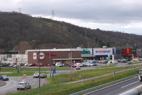 A Givors des commerces toujours fermés plus de deux mois après les inondations